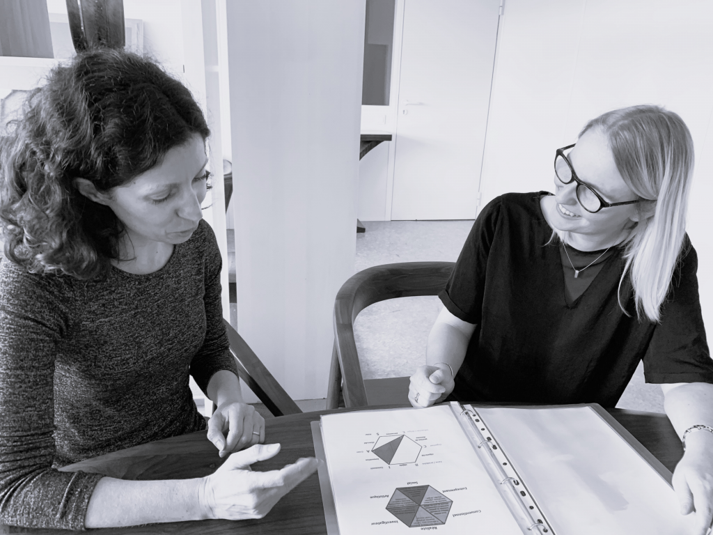 Consultante ADHOC en entretien de bilan de compétences à Lille, dans une posture d'écoute attentive en bilan de compétences