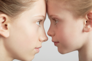 Face à face, symbolisant une quête de sens et de connexion.