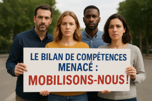 Quatre professionnels debout tenant une pancarte où l’on peut lire “Le bilan de compétences menacé : mobilisons-nous !”, illustrant un appel à défendre le maintien du bilan de compétences dans le CPF.